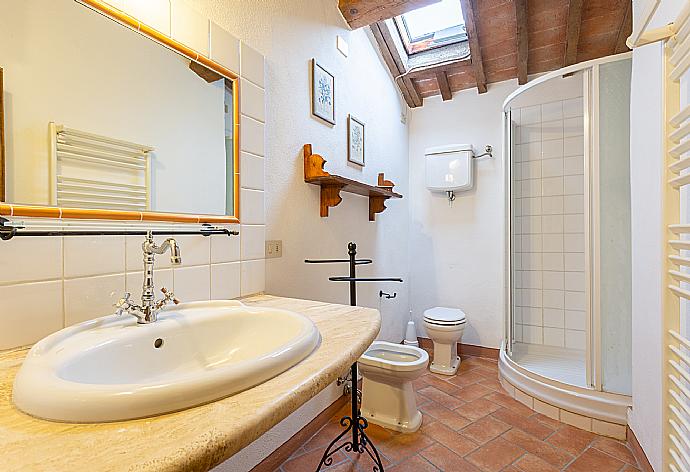 Family bathroom with shower . - Villa Podere Belvedere . (Fotogalerie) }}