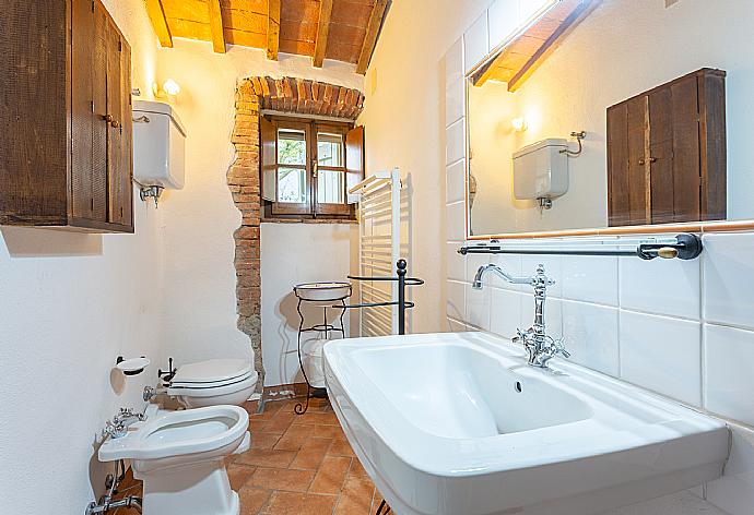 Family bathroom with shower . - Villa Podere Belvedere . (Галерея фотографий) }}