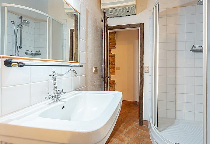 Family bathroom with shower . - Villa Podere Belvedere . (Galerie de photos) }}