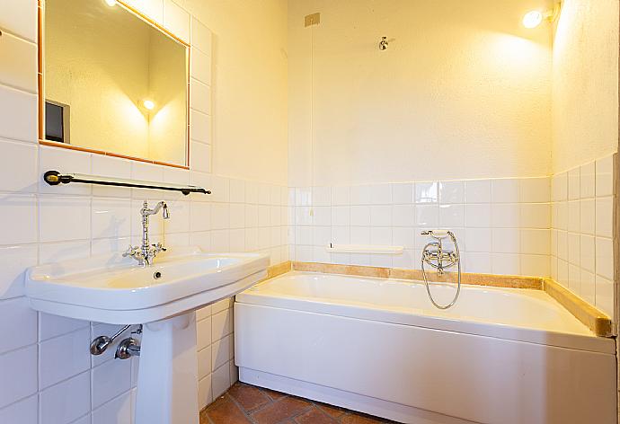 Family bathroom with bath and shower . - Villa Podere Belvedere . (Fotogalerie) }}