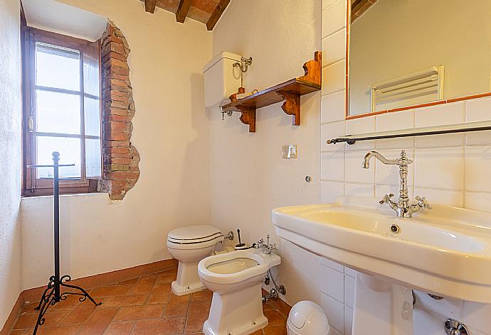 Family bathroom with bath and shower . - Villa Podere Belvedere . (Галерея фотографий) }}