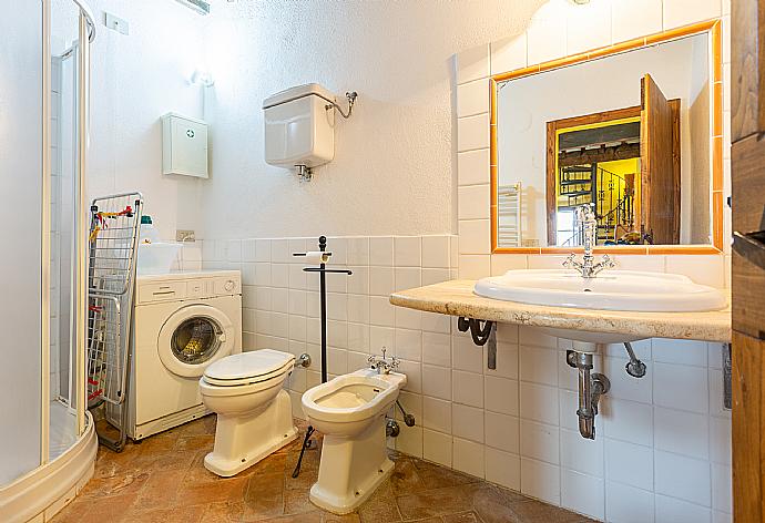 Family bathroom with shower . - Villa Podere Belvedere . (Галерея фотографий) }}