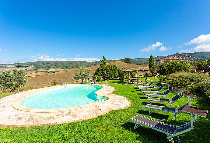 Private pool, terrace, and large lawn with panoramic Tuscan views . - Villa Podere Belvedere . (Photo Gallery) }}