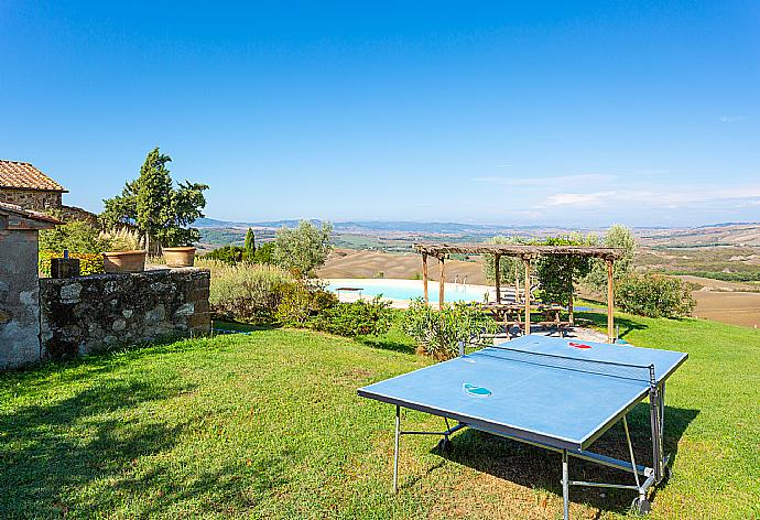 Table tennis and garden area . - Villa Podere Belvedere . (Галерея фотографий) }}