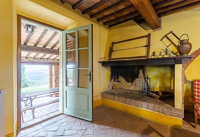 Open-plan living room on ground floor with sofas, dining area, kitchen, ornamental fireplace, WiFi internet, satellite TV, DVD player, and terrace access . - Villa Podere Belvedere . (Fotogalerie) }}