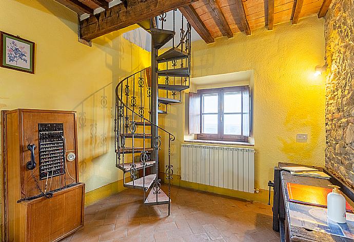 Open-plan living room on ground floor with sofas, dining area, kitchen, ornamental fireplace, WiFi internet, satellite TV, DVD player, and terrace access . - Villa Podere Belvedere . (Galleria fotografica) }}