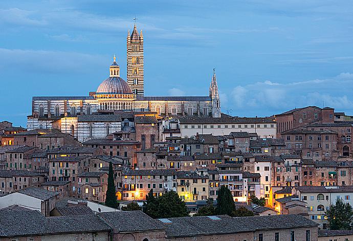 Siena . - Villa Podere Belvedere . (Galerie de photos) }}