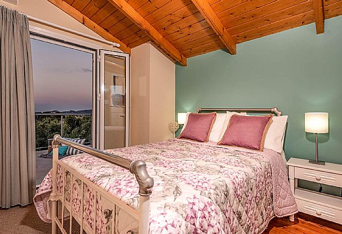 Double bedroom with A/C and balcony access . - Villa Antonio . (Galería de imágenes) }}