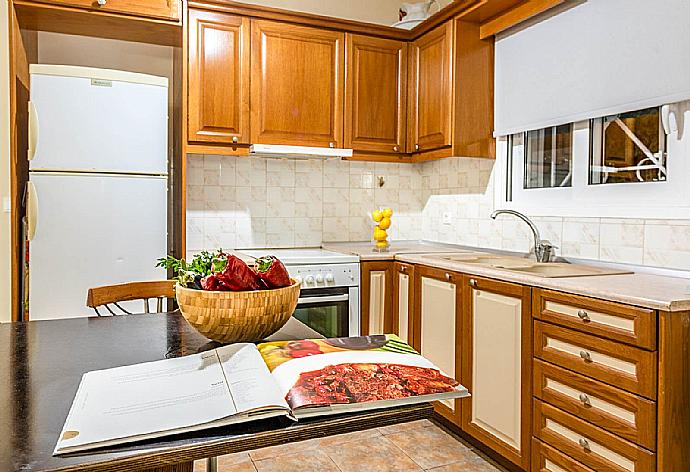 Equipped kitchen with dining table . - Villa Antonio . (Photo Gallery) }}