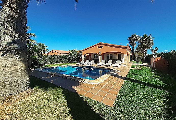 Private pool with terrace area . - Villa Bouganvilla . (Галерея фотографий) }}