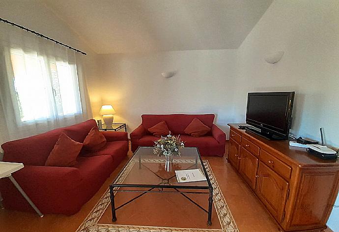Living room with sofas, WiFi Internet, Satellite TV,  and dining area. . - Villa Bouganvilla . (Galleria fotografica) }}