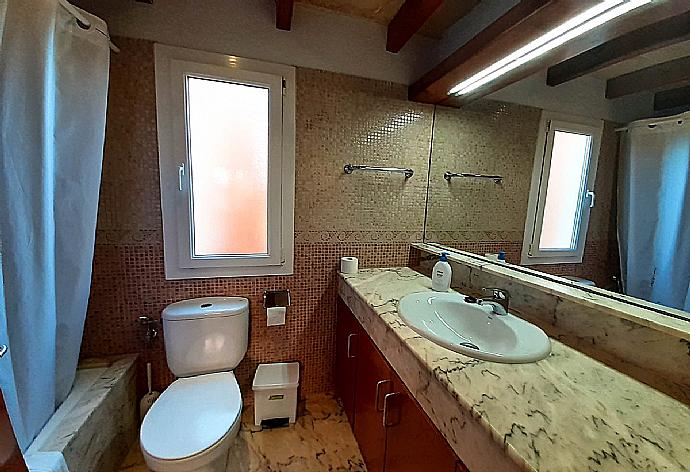 Family bathroom with shower. W/C. . - Villa Bouganvilla . (Галерея фотографий) }}