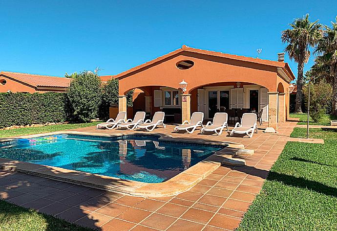 Private pool with terrace area . - Villa Bouganvilla . (Fotogalerie) }}