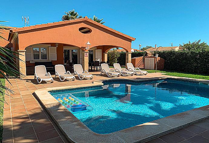 ,Private pool with terrace area . - Villa Bouganvilla . (Fotogalerie) }}