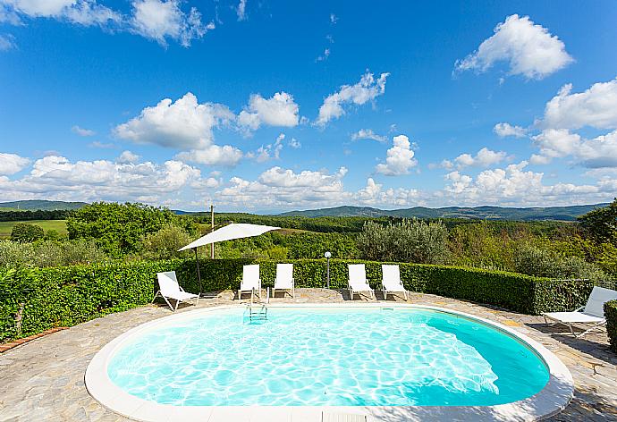 Private pool, terrace, and garden . - Villa Caporlese . (Галерея фотографий) }}