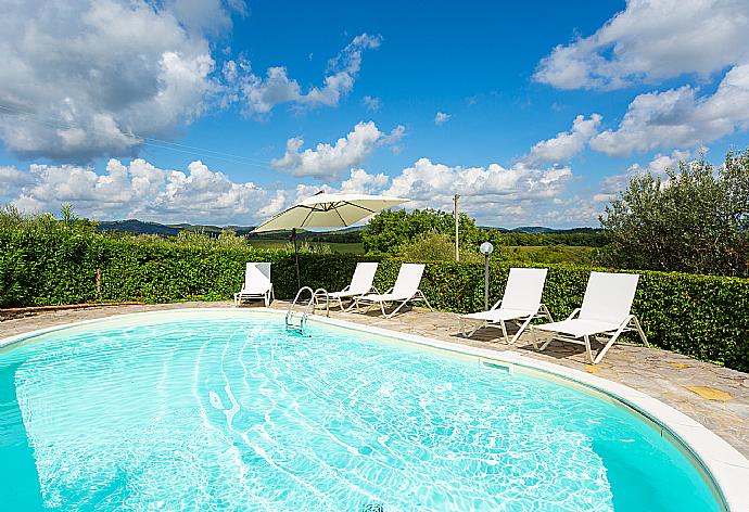 Private pool, terrace, and garden . - Villa Caporlese . (Galería de imágenes) }}