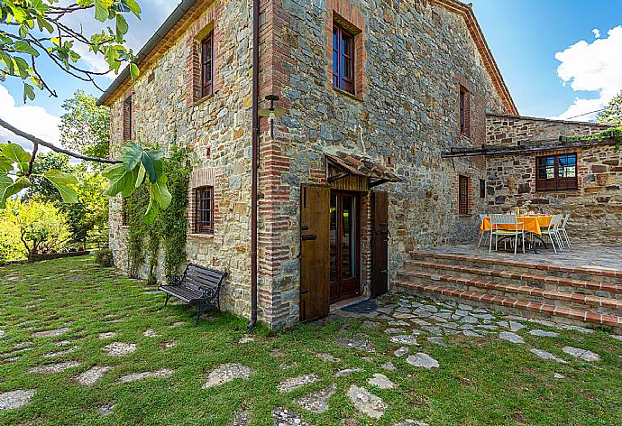 Terrace and garden area . - Villa Caporlese . (Photo Gallery) }}