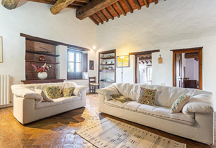 Living room with sofas, ornamental fireplace, WiFi internet, and satellite TV . - Villa Caporlese . (Galería de imágenes) }}