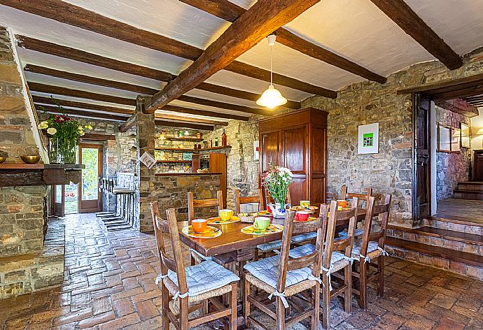 Open-plan dining area with kitchen and ornamental fireplace  . - Villa Caporlese . (Photo Gallery) }}