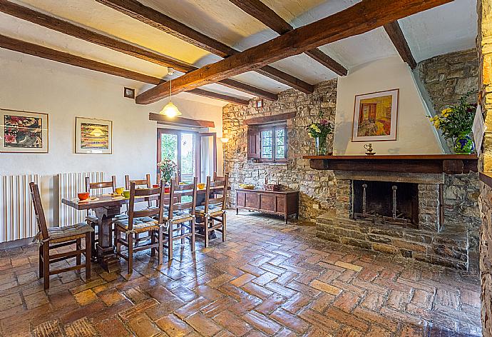 Open-plan dining area with kitchen and ornamental fireplace  . - Villa Caporlese . (Photo Gallery) }}