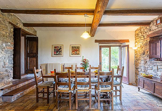 Open-plan dining area with kitchen and ornamental fireplace  . - Villa Caporlese . (Photo Gallery) }}