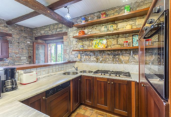 Equipped kitchen . - Villa Caporlese . (Galerie de photos) }}