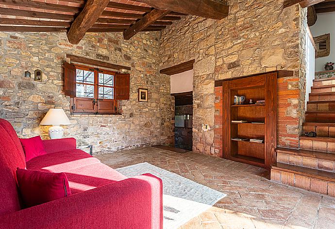 Living area with sofa and garden access . - Villa Caporlese . (Galleria fotografica) }}