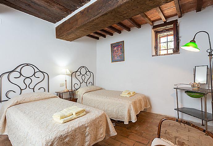 Twin bedroom . - Villa Caporlese . (Photo Gallery) }}