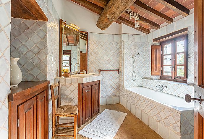 Family bathroom with bath and shower . - Villa Caporlese . (Fotogalerie) }}