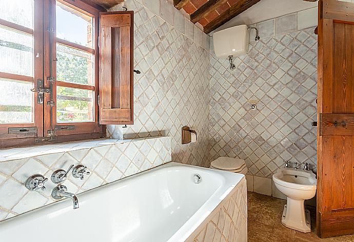 Family bathroom with bath and shower . - Villa Caporlese . (Fotogalerie) }}