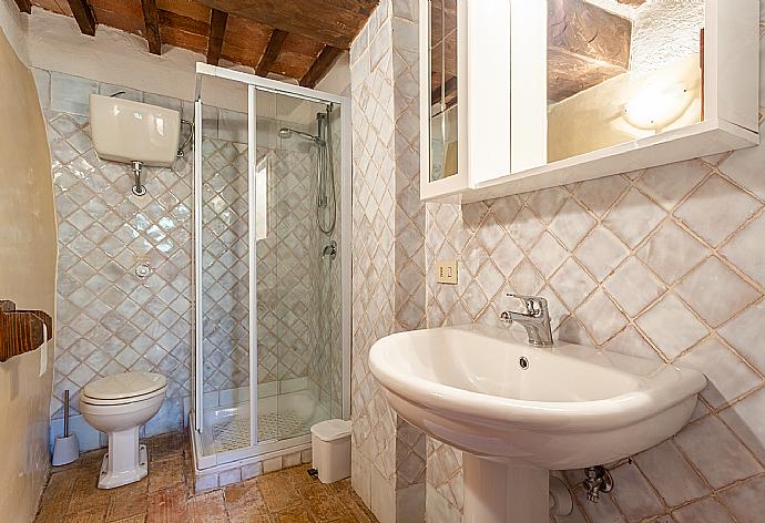 Family bathroom with shower . - Villa Caporlese . (Galleria fotografica) }}