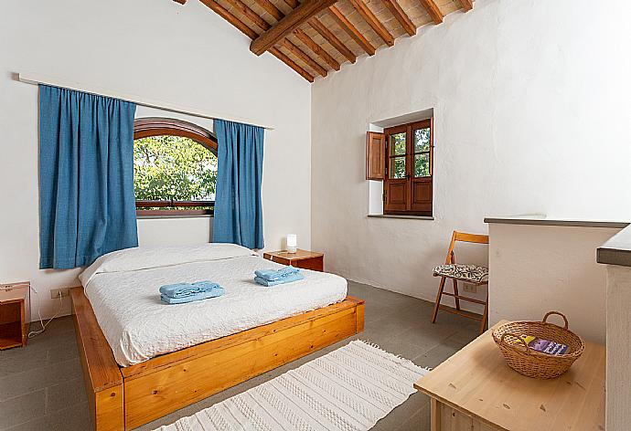 Double bedroom in annex with en suite bathroom . - Villa Caporlese . (Fotogalerie) }}