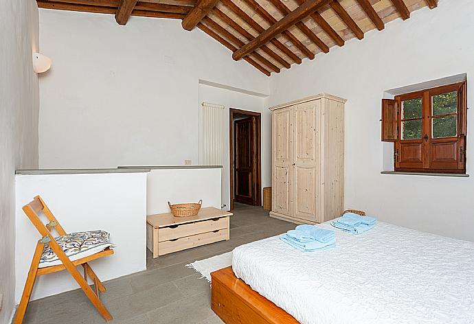 Double bedroom in annex with en suite bathroom . - Villa Caporlese . (Fotogalerie) }}