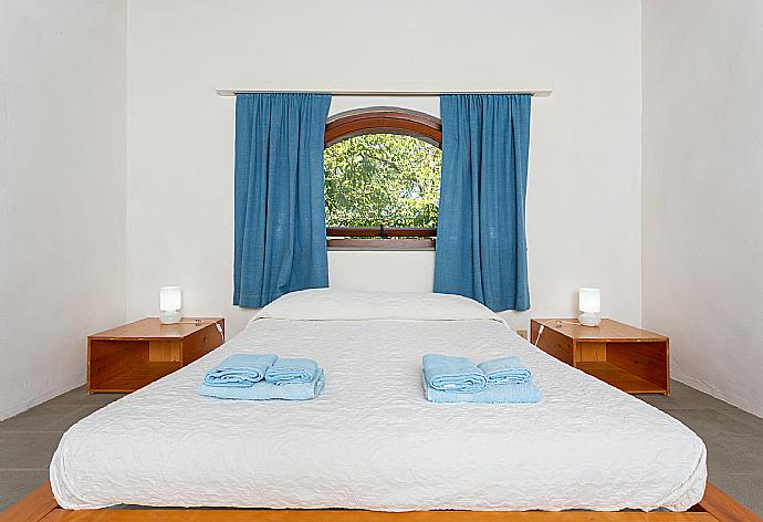 Double bedroom in annex with en suite bathroom . - Villa Caporlese . (Fotogalerie) }}