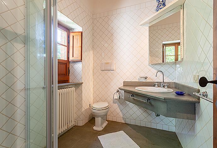 En suite bathroom in annex with shower . - Villa Caporlese . (Galería de imágenes) }}