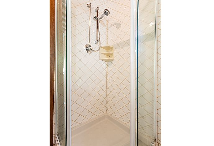 En suite bathroom in annex with shower . - Villa Caporlese . (Galerie de photos) }}