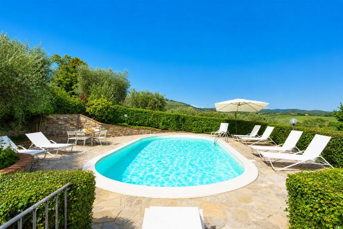 Private pool, terrace, and garden . - Villa Caporlese . (Galerie de photos) }}