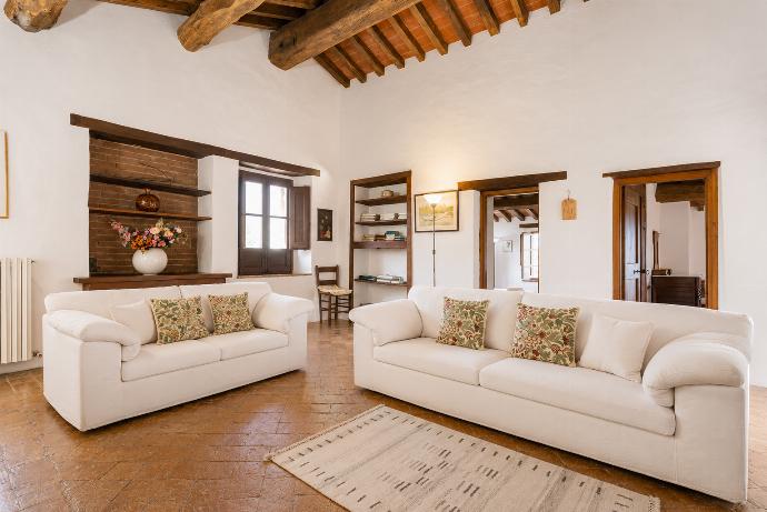 Living room with sofas, ornamental fireplace, WiFi internet, and satellite TV . - Villa Caporlese . (Galerie de photos) }}