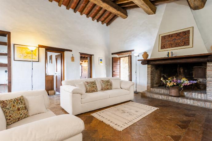 Living room with sofas, ornamental fireplace, WiFi internet, and satellite TV . - Villa Caporlese . (Galerie de photos) }}