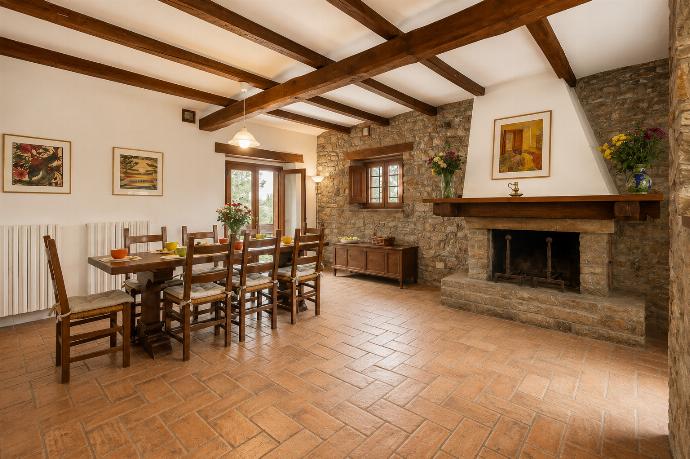Open-plan dining area with kitchen and ornamental fireplace . - Villa Caporlese . (Galerie de photos) }}
