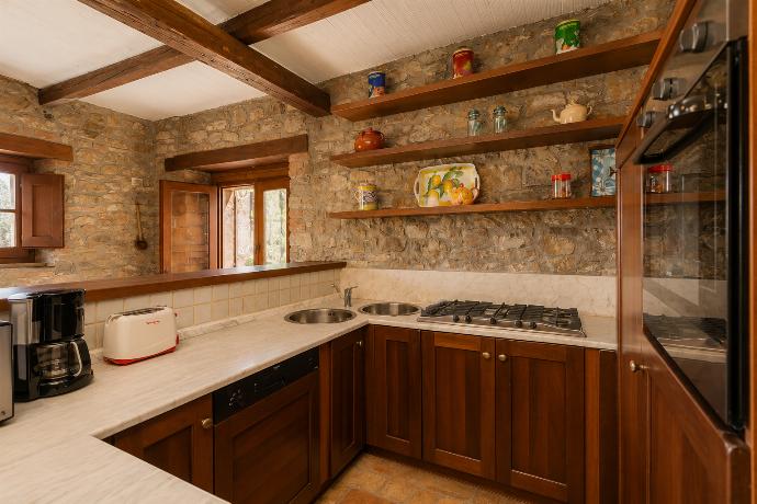 Equipped kitchen . - Villa Caporlese . (Galerie de photos) }}