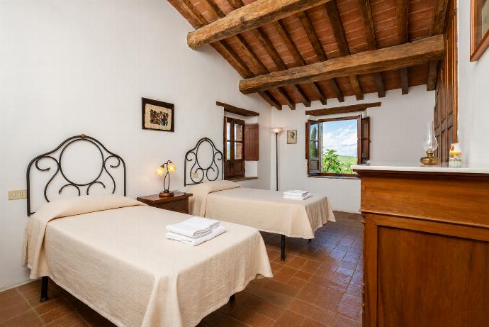 Twin bedroom . - Villa Caporlese . (Galerie de photos) }}