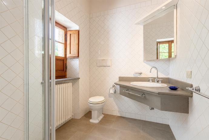 En suite bathroom in annex with shower . - Villa Caporlese . (Galerie de photos) }}