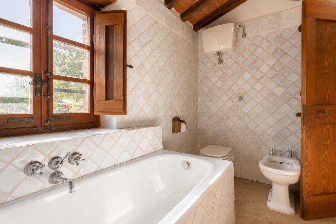 Family bathroom with bath and shower . - Villa Caporlese . (Galerie de photos) }}