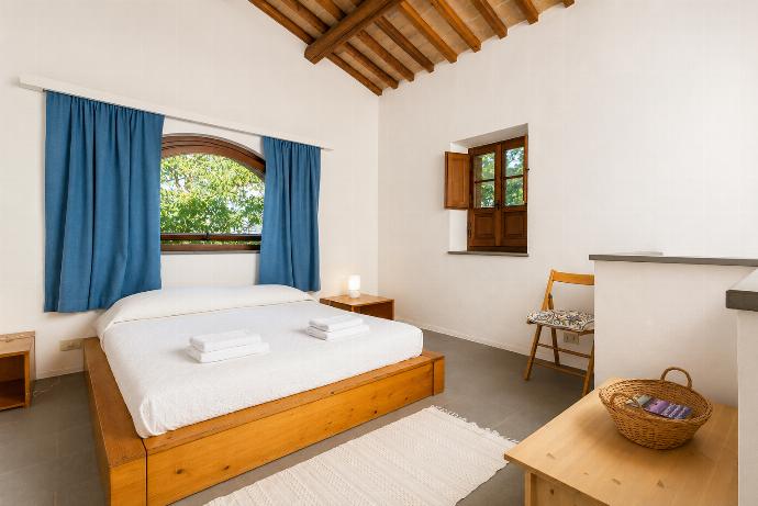 Double bedroom in annex with en suite bathroom . - Villa Caporlese . (Galerie de photos) }}