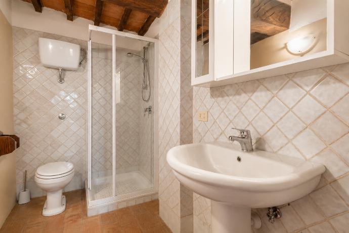 Family bathroom with shower . - Villa Caporlese . (Galerie de photos) }}
