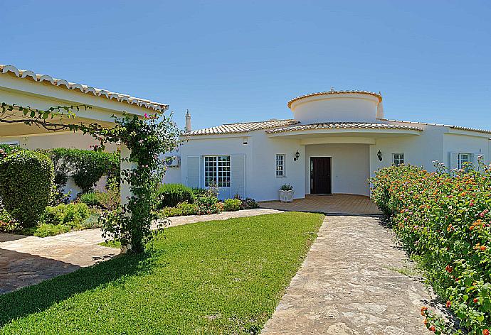 Entrance of the villa . - Villa Palmeira . (Fotogalerie) }}