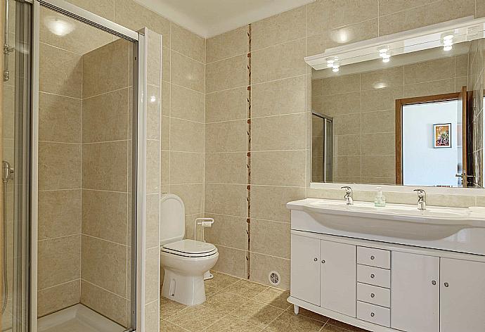 Bathroom with shower . - Villa Palmeira . (Fotogalerie) }}