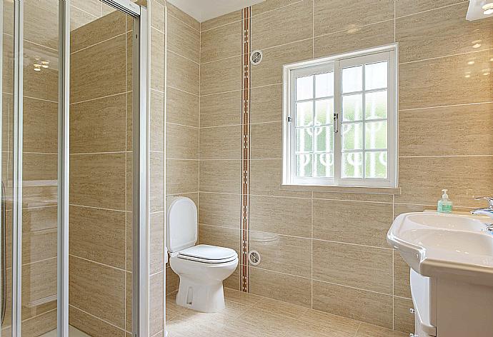 Bathroom with shower . - Villa Palmeira . (Galerie de photos) }}