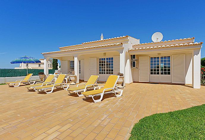 Sunbeds by the pool  . - Villa Palmeira . (Fotogalerie) }}